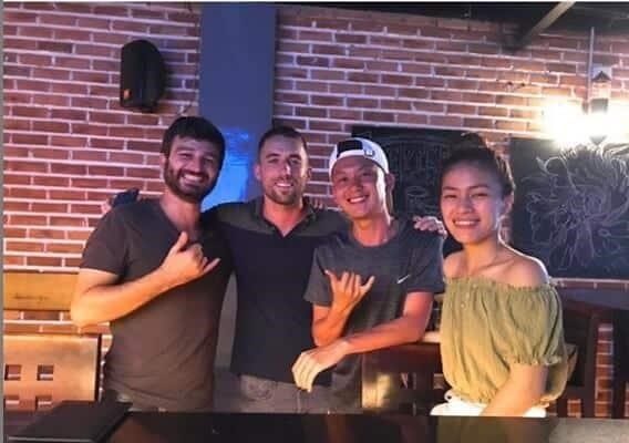Golden Pine Pub tại Đà Nẵng là một địa điểm thú vị để thưởng thức đồ uống và giải trí. Các khách hàng có thể thưởng thức các loại bia tươi và các đồ uống khác trong một không gian thoải mái và ấm cúng. Ngoài ra, quán còn cung cấp các trò chơi giải trí như bida, karaoke và nhạc sống, tạo ra một không khí vui tươi và sôi động.