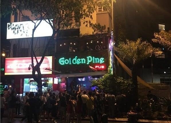 Golden Pine Pub tại Đà Nẵng là một địa điểm thú vị để thưởng thức đồ uống và giải trí. Các khách hàng có thể thưởng thức các loại bia tươi và các đồ uống khác trong một không gian thoải mái và ấm cúng. Ngoài ra, quán còn cung cấp các trò chơi giải trí như bida, karaoke và nhạc sống, tạo ra một không khí vui tươi và sôi động.