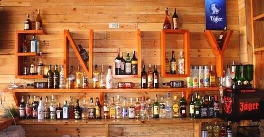 Golden Pine Pub tại Đà Nẵng là một địa điểm thú vị để thưởng thức đồ uống và giải trí. Các khách hàng có thể thưởng thức các loại bia tươi và các đồ uống khác trong một không gian thoải mái và ấm cúng. Ngoài ra, quán còn cung cấp các trò chơi giải trí như bida, karaoke và nhạc sống, tạo ra một không khí vui tươi và sôi động.