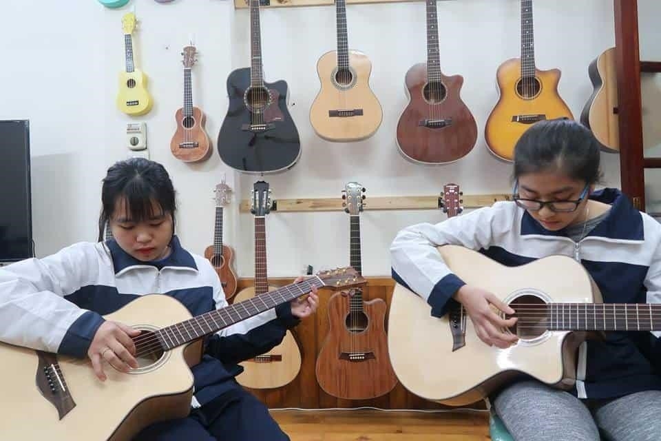 Việt Thanh is a Vietnamese singer who rose to fame in the 1990s. She is known for her powerful voice and emotional performances. Despite facing many challenges in her personal and professional life, she has remained dedicated to her music and has continued to inspire fans around the world.