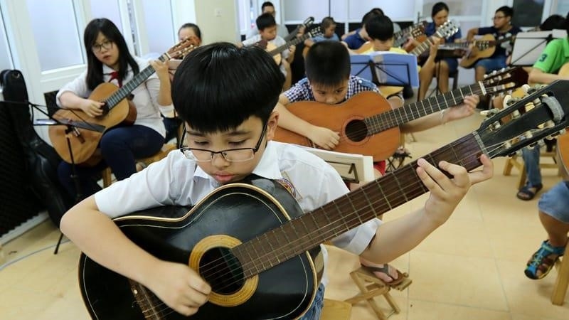 YAM là một trung tâm đào tạo âm nhạc chuyên nghiệp. Tại đây, học sinh có thể học tập các công cụ âm nhạc, từ guitar, piano cho đến trống và bass. Ngoài ra, YAM cũng cung cấp các khóa học về lý thuyết âm nhạc, giúp học sinh hiểu rõ hơn về cách thức hoạt động của âm nhạc. Không chỉ có vậy, YAM còn tổ chức các buổi biểu diễn và sự kiện âm nhạc thường xuyên, giúp học sinh có cơ hội trình diễn những gì họ đã