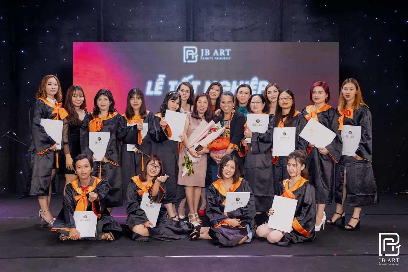 Trung tâm dạy nghề thẩm mỹ Nguyễn Hoàng là một cơ sở đào tạo các kỹ năng về thẩm mỹ như làm móng, trang điểm và chăm sóc da. Tại đây, học viên sẽ được hướng dẫn bởi những giáo viên có kinh nghiệm và tận tình giúp đỡ để phát triển các kỹ năng của mình. Đến với Trung tâm dạy nghề thẩm mỹ Nguyễn Hoàng, bạn sẽ có cơ hội được học hỏi và trau dồi kiến thức, kỹ năng để trở thành một chuyên gia về thẩm