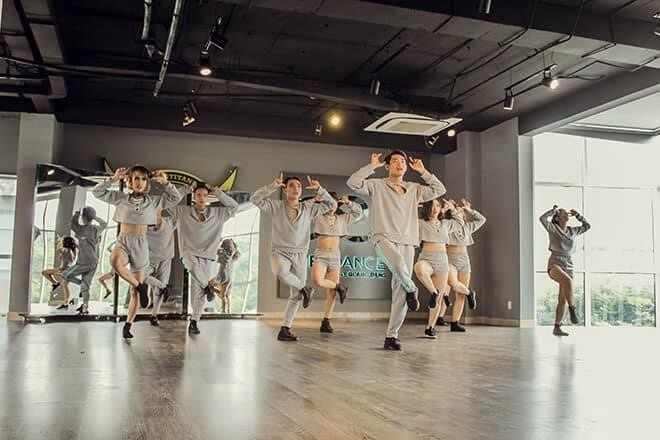 Life Dance Studio is a dance school that offers a variety of dance classes for people of all ages and skill levels. Whether you're a beginner or an experienced dancer, there's a class for you. The studio is equipped with state-of-the-art facilities and experienced instructors who are passionate about teaching dance. At Life Dance Studio, you'll not only improve your dance skills, but also have fun and make new friends. Join us and experience the joy of dance!