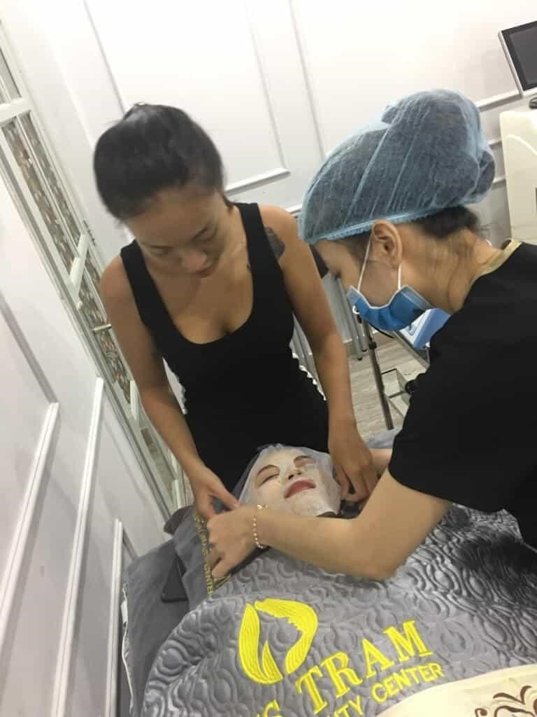 là một trường đào tạo nghề làm đẹp uy tín, chuyên đào tạo các kỹ năng trong lĩnh vực thẩm mỹ. Các học viên tại Miss Tram được đào tạo bởi những chuyên gia hàng đầu trong ngành, với các khóa học đa dạng và nâng cao kỹ năng của họ. Miss Tram tự hào là một trong những trường đào tạo thẩm mỹ hàng đầu tại Việt Nam, mang lại cho học viên sự tự tin và thành công trong sự nghiệp của mình.