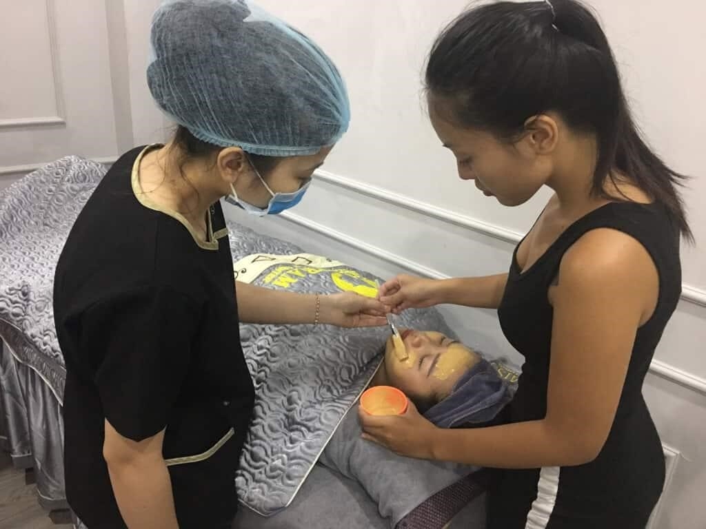 là một trường đào tạo nghề làm đẹp uy tín, chuyên đào tạo các kỹ năng trong lĩnh vực thẩm mỹ. Các học viên tại Miss Tram được đào tạo bởi những chuyên gia hàng đầu trong ngành, với các khóa học đa dạng và nâng cao kỹ năng của họ. Miss Tram tự hào là một trong những trường đào tạo thẩm mỹ hàng đầu tại Việt Nam, mang lại cho học viên sự tự tin và thành công trong sự nghiệp của mình.