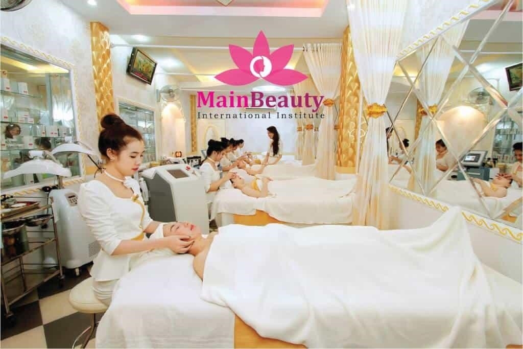 MainBeauty là tập đoàn đào tạo thẩm mỹ hàng đầu với 3 trung tâm đào tạo tại Hà Nội, TP.HCM và Đà Nẵng. Chúng tôi cung cấp chương trình đào tạo chuyên nghiệp về các dịch vụ làm đẹp như chăm sóc da, trang điểm, phun xăm, cắt tóc và nhiều hơn nữa. Với đội ngũ giảng viên giàu kinh nghiệm và các phương pháp đào tạo tiên tiến, chúng tôi cam kết mang đến cho học viên những kiến thức và kỹ năng cần thiết để