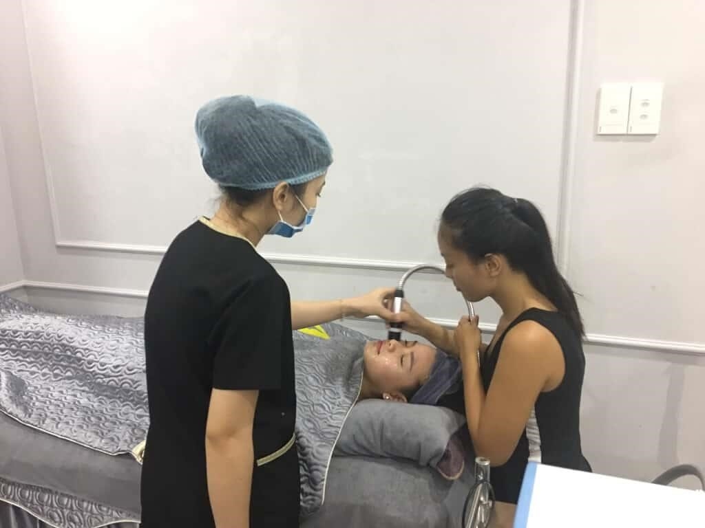 là một trường đào tạo nghề làm đẹp uy tín, chuyên đào tạo các kỹ năng trong lĩnh vực thẩm mỹ. Các học viên tại Miss Tram được đào tạo bởi những chuyên gia hàng đầu trong ngành, với các khóa học đa dạng và nâng cao kỹ năng của họ. Miss Tram tự hào là một trong những trường đào tạo thẩm mỹ hàng đầu tại Việt Nam, mang lại cho học viên sự tự tin và thành công trong sự nghiệp của mình.