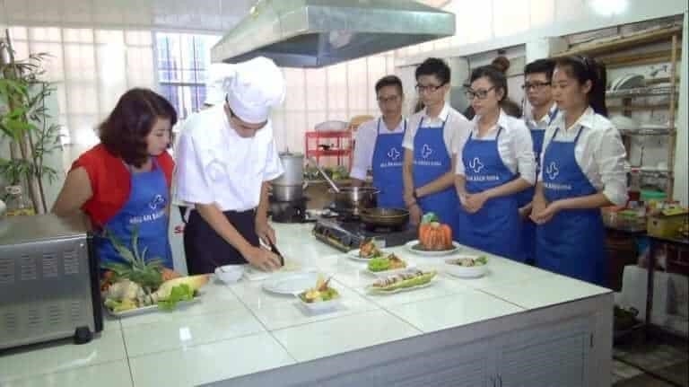 Bách Khoa Vegetarian Culinary Center is a place where people can learn how to cook vegetarian dishes. It is located in the heart of the city and offers a variety of classes for all levels of cooking expertise. Whether you are a beginner or an experienced cook, there is something for everyone at Bách Khoa. The center is equipped with state-of-the-art facilities and uses only the freshest ingredients to ensure that every dish is of the highest quality. So if you are looking to learn how to cook delicious vegetarian meals, Bách Khoa Vegetarian Culinary Center is the perfect place to start!