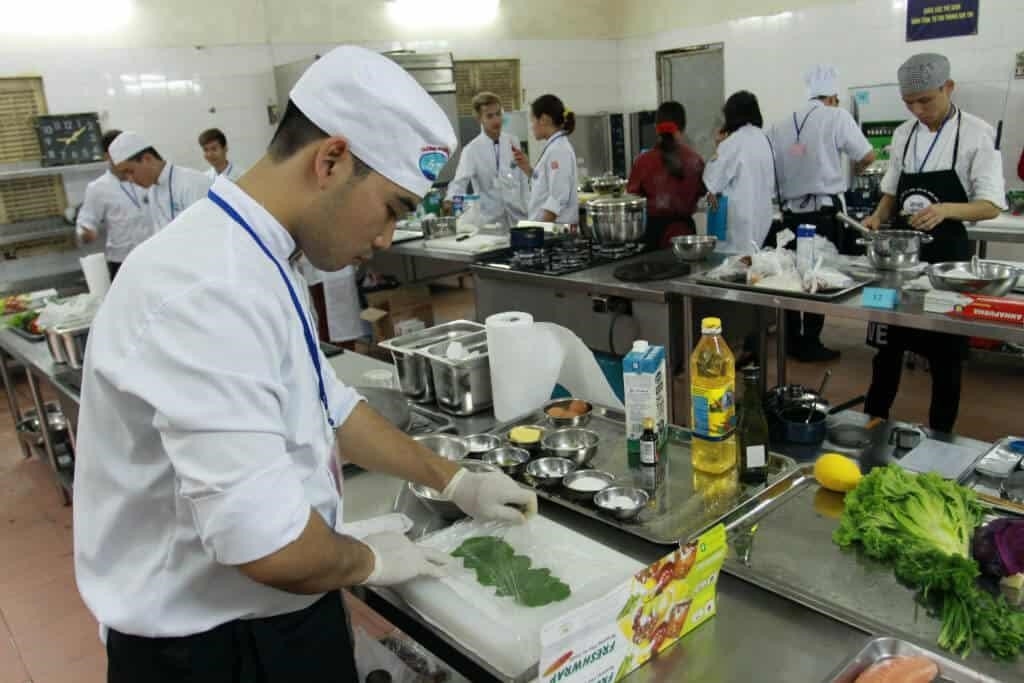 Trường trung cấp chuyên đào tạo nghề nấu ăn và nghiệp vụ khách sạn tại Hà Nội.