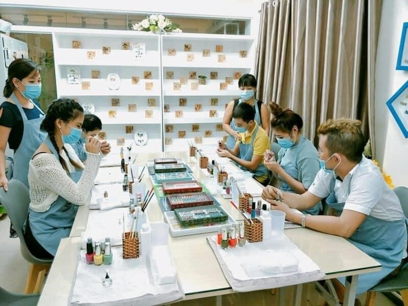 Trung tâm đào tạo nghề Nail Trang là nơi cung cấp các khóa học về làm móng tay chuyên nghiệp. Tại đây, bạn sẽ được học từ cơ bản đến nâng cao, hướng dẫn kỹ thuật làm móng tay đẹp và đảm bảo an toàn cho khách hàng. Ngoài ra, trung tâm còn cung cấp các dịch vụ cắt tóc, làm đẹp và thư giãn để giúp bạn thư giãn sau những giờ học tập và làm việc căng thẳng. Hãy đến với Trung tâm dạy học Nail