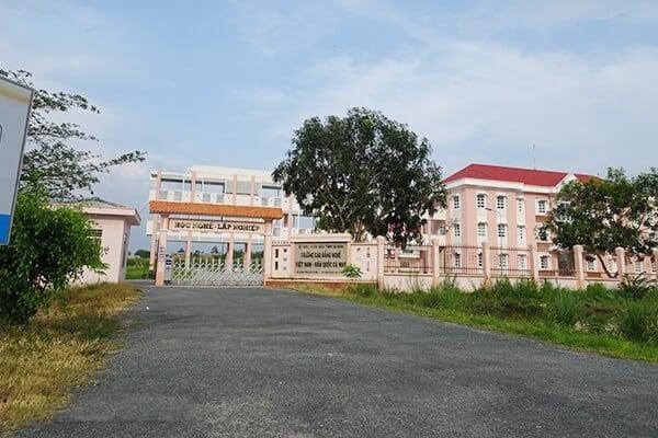 Cao đẳng nghề Việt Nam-Hàn Quốc Cà Mau là trường đào tạo nghề tại Cà Mau, được thành lập với mục đích hợp tác đào tạo giữa Việt Nam và Hàn Quốc. Trường cung cấp các chương trình đào tạo nghề chất lượng cao, đáp ứng nhu cầu của thị trường lao động. Với sự hỗ trợ từ Hàn Quốc, trường đào tạo các chuyên ngành thuộc lĩnh vực công nghiệp, đặc biệt là lĩnh vực chế biến thủy sản, để giúp học sinh có được kiến th