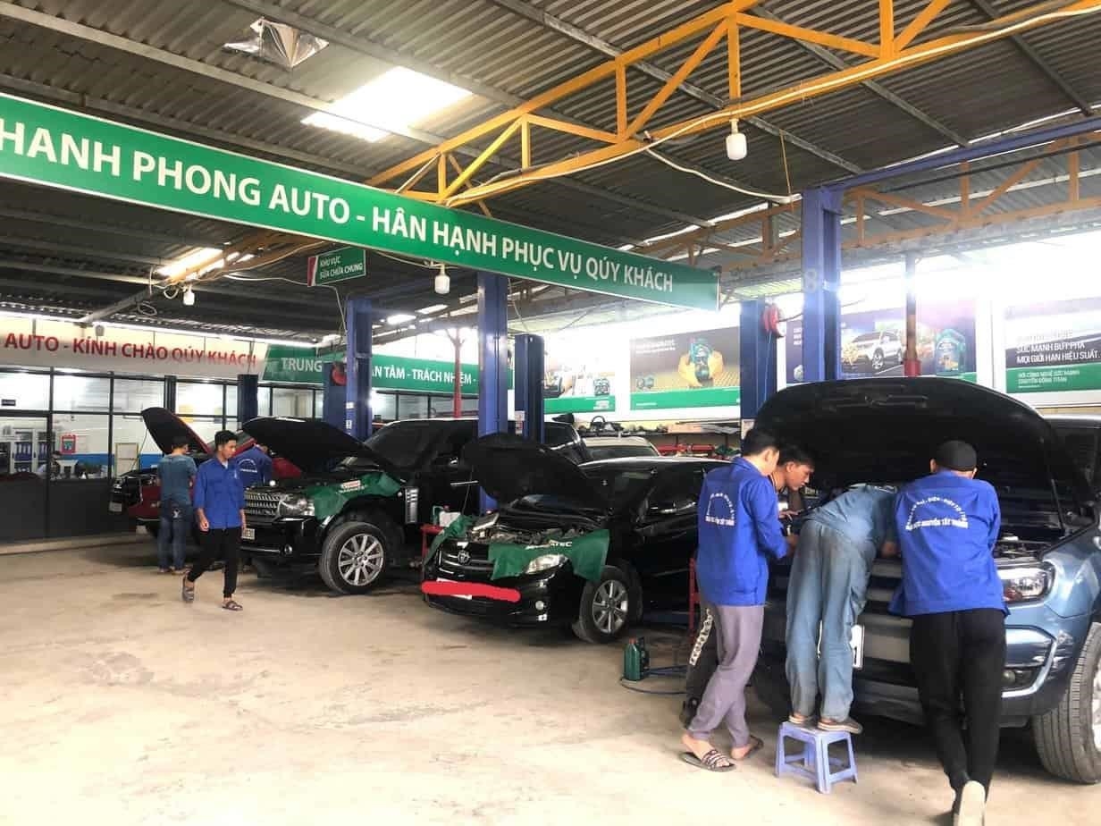 Học lái xe thực hành trực tiếp tại Gara, chỉ cần cầm tay hướng dẫn - Tiếp xúc với nhiều loại xe mới.