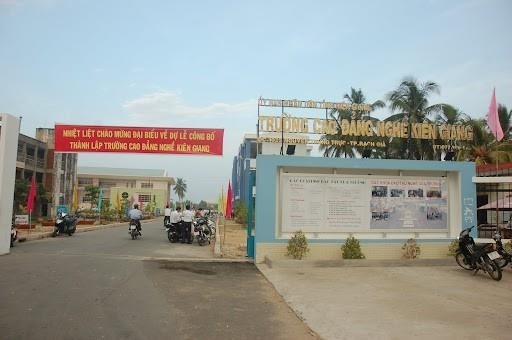 Viết lại:Cao đẳng nghề Kiên Giang là một trường đào tạo chuyên nghiệp tại tỉnh Kiên Giang. Trường cung cấp các khóa học về nghề cho sinh viên nhằm giúp họ có kiến thức và kỹ năng thực tiễn cần thiết để có thể làm việc trong ngành nghề mà họ mong muốn. Với chất lượng giảng dạy tốt, trường đang thu hút được nhiều sinh viên muốn theo đuổi nghề nghiệp của mình và đóng góp tích cực cho sự phát triển kinh tế xã hội của địa phương