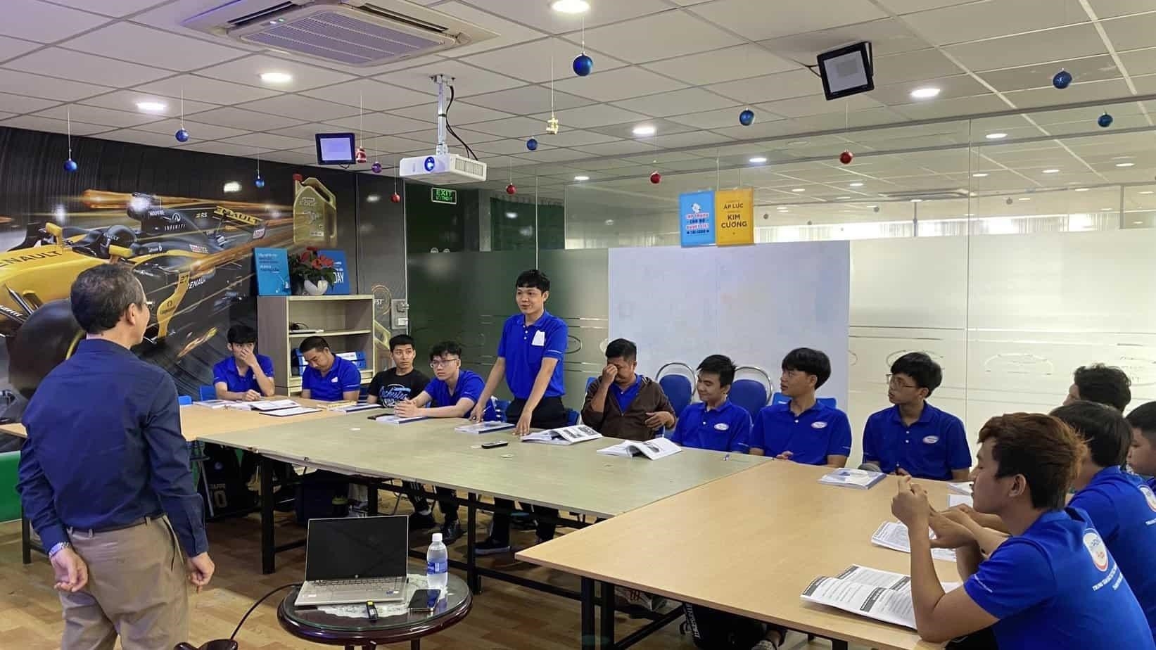 Hãng và Đại học Bách Khoa HCM đã cùng phát triển một lớp học lý thuyết ngắn gọn và chuyên sâu, đáp ứng nhu cầu giáo dục hiện đại.