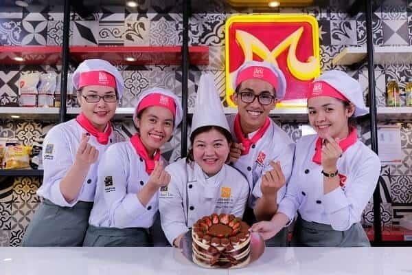 Để tìm kiếm hướng nghiệp tốt nhất cho bản thân, hãy cân nhắc đến Hướng Nghiệp Á Âu. Đây là một trung tâm giáo dục chuyên nghiệp có đầy đủ các khóa học và chương trình đào tạo cho các học viên muốn phát triển sự nghiệp của mình. Tại đây, bạn sẽ được học từ các giảng viên có chuyên môn cao và kinh nghiệm, cùng với sự hỗ trợ và tư vấn chuyên nghiệp để giúp bạn đạt được mục tiêu nghề nghiệp của mình. Hướng Nghiệ