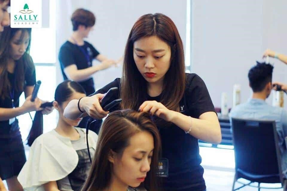 Sally Academy là một trường học đào tạo học sinh với chương trình giáo dục chất lượng cao. Với đội ngũ giáo viên tâm huyết và giàu kinh nghiệm, trường cung cấp cho học sinh một môi trường học tập tích cực và đầy thử thách. Ngoài ra, trường còn có nhiều hoạt động ngoại khóa thú vị để giúp học sinh phát triển kỹ năng xã hội và tinh thần đoàn kết. Với sứ mệnh trang bị cho học sinh những kiến thức và kỹ năng cần thiết để đạt được thành công trong tương