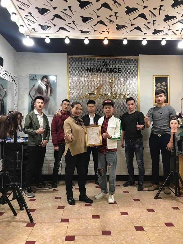 là một nơi đào tạo chuyên nghiệp dành cho những ai yêu thích và muốn trở thành thợ tóc chuyên nghiệp. Với đội ngũ giáo viên giàu kinh nghiệm và chuyên môn cao, trung tâm cam kết cung cấp cho học viên những kiến thức và kỹ năng đầy đủ và chất lượng nhất trong lĩnh vực tóc. Ngoài ra, trung tâm còn có các dịch vụ hỗ trợ cho học viên sau khi học xong, giúp họ có thể tự tin và thành công khi bước vào thị trường lao động.