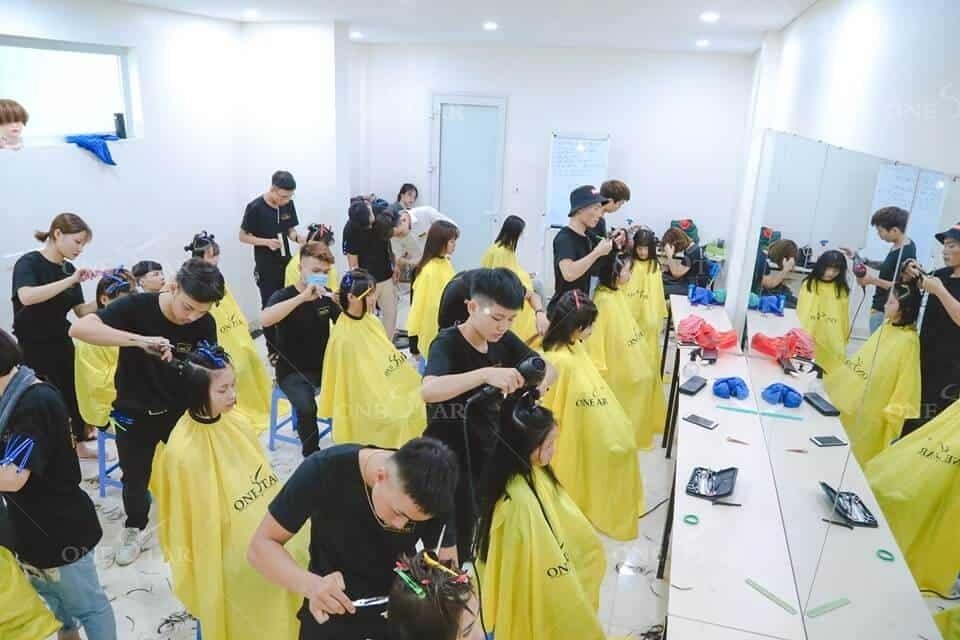 OneStar là một học viện tóc quốc tế nổi tiếng, chuyên đào tạo về nghề làm tóc. Tại đây, học viên sẽ được học tập và rèn luyện kỹ năng từ những chuyên gia tóc hàng đầu. Với những chương trình đào tạo đa dạng và chất lượng cao, OneStar đang trở thành một trong những trung tâm đào tạo tóc hàng đầu trên thế giới.