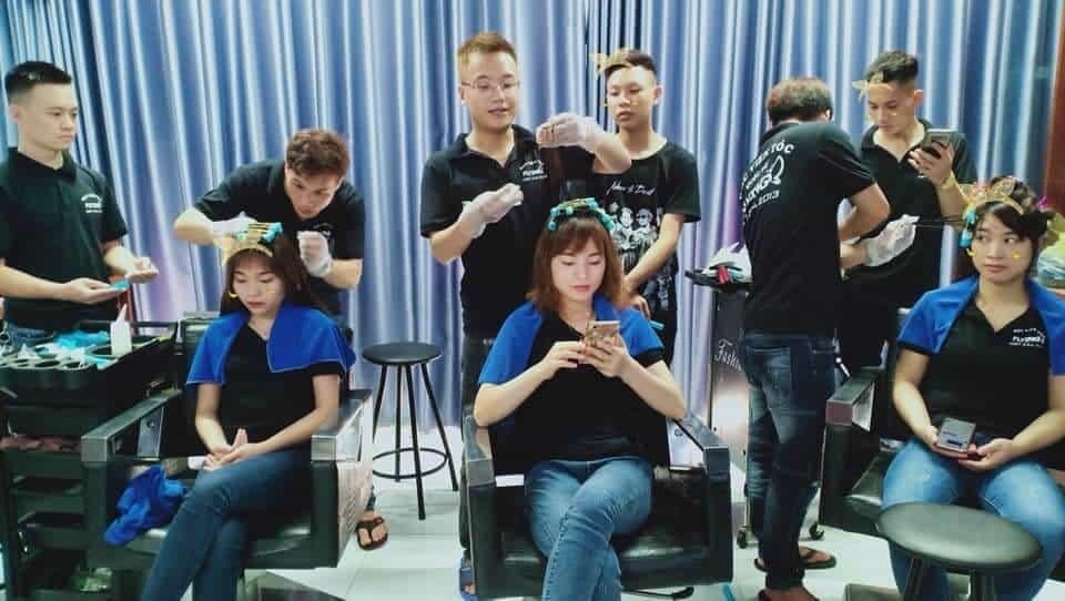 Học viện tóc Quốc Tế Flying là nơi để các bạn trẻ có đam mê với nghề tóc được học tập và trau dồi kỹ năng của mình. Tại đây, học viên được hướng dẫn bởi các chuyên gia tóc có kinh nghiệm, giúp họ trở thành những chuyên gia tóc chuyên nghiệp trong tương lai. Học viện này mang đến cho học viên một môi trường học tập hiện đại và chuyên nghiệp, với những công nghệ tiên tiến và các dịch vụ tốt nhất. Nếu bạn có đam mê với nghề tó