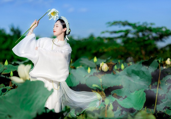 Kinh nghiệm lựa chọn phụ kiện khi chụp ảnh áo dài đầm sen Kinh nghiệm lựa chọn phụ kiện khi chụp ảnh áo dài đầm sen