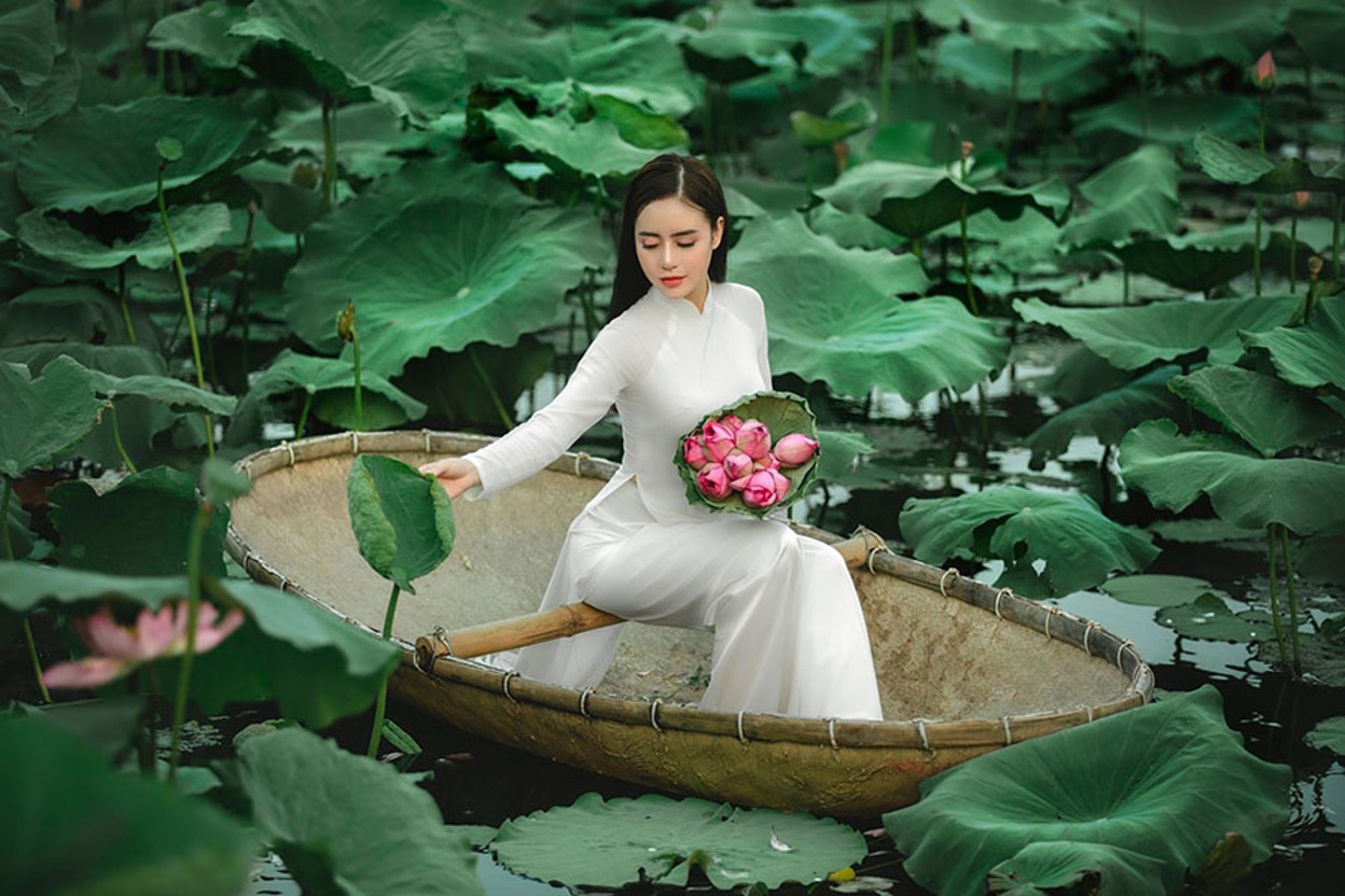 Kinh nghiệm lựa chọn phụ kiện khi chụp ảnh áo dài đầm sen Kinh nghiệm lựa chọn phụ kiện khi chụp ảnh áo dài đầm sen