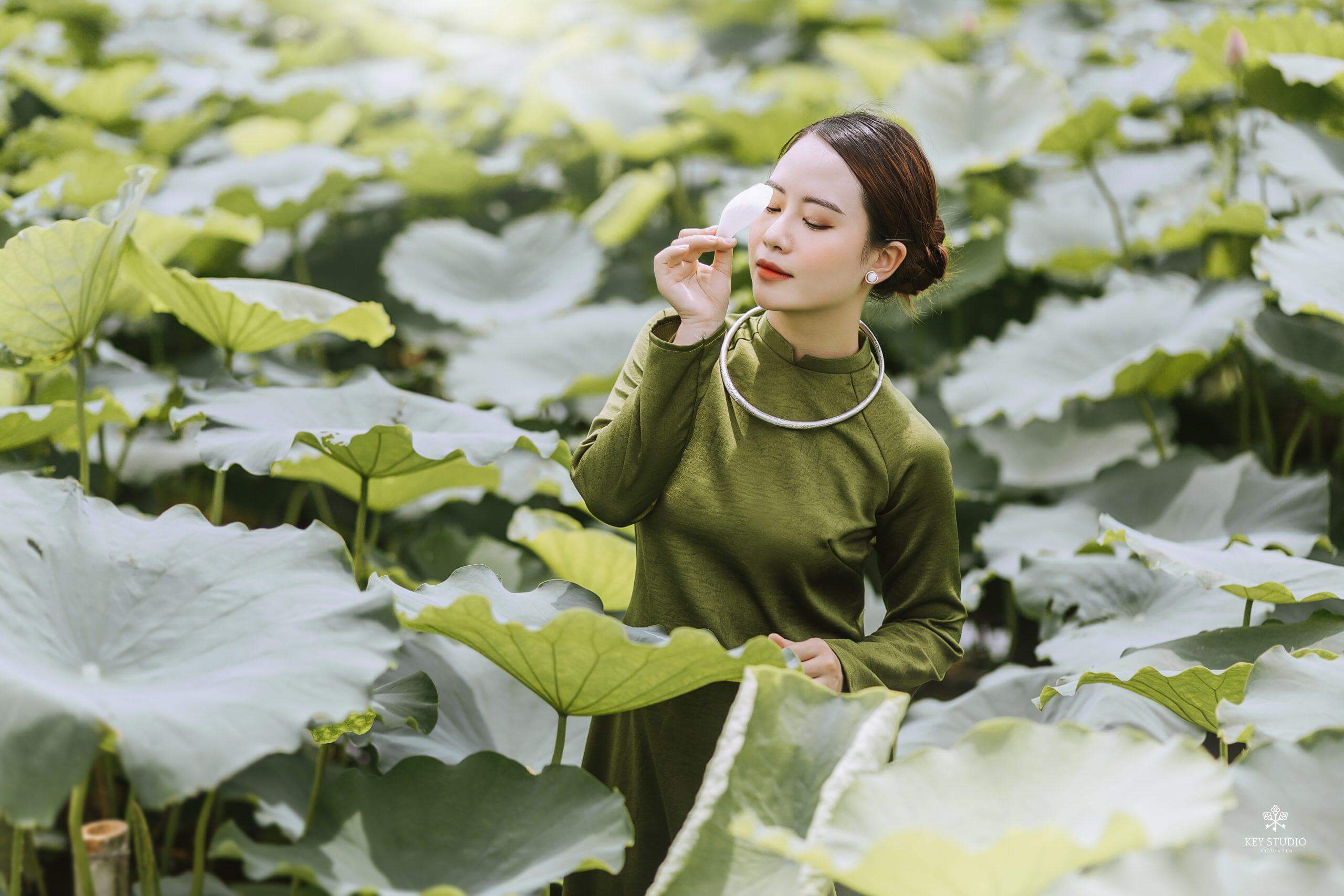 Chi phí chụp ảnh áo dài với hoa sen