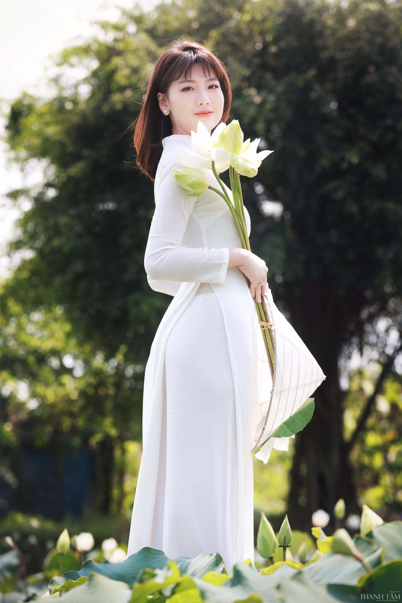 chụp ảnh áo dài với hoa sen tại Huế