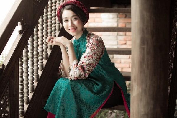 Tạo dáng chụp ảnh áo dài ngồi bên thềm bậc cửa đẹp Tạo dáng chụp ảnh áo dài ngồi bên thềm bậc cửa đẹp