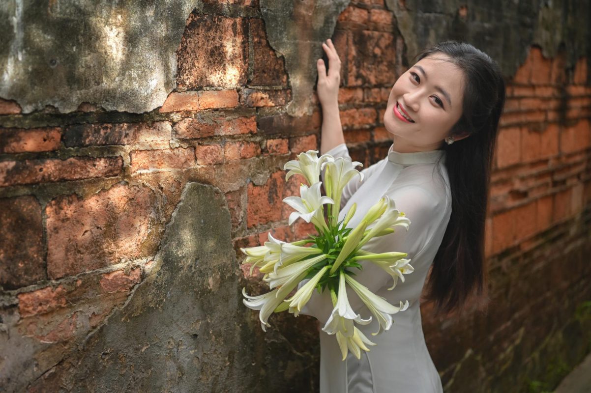 Kinh nghiệm chụp ảnh áo dài ngoại cảnh khi mùa hoa loa kèn bắt đầu