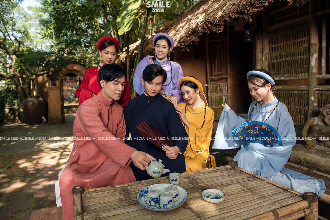 Tạo dáng chụp ảnh áo dài việt phục cổ