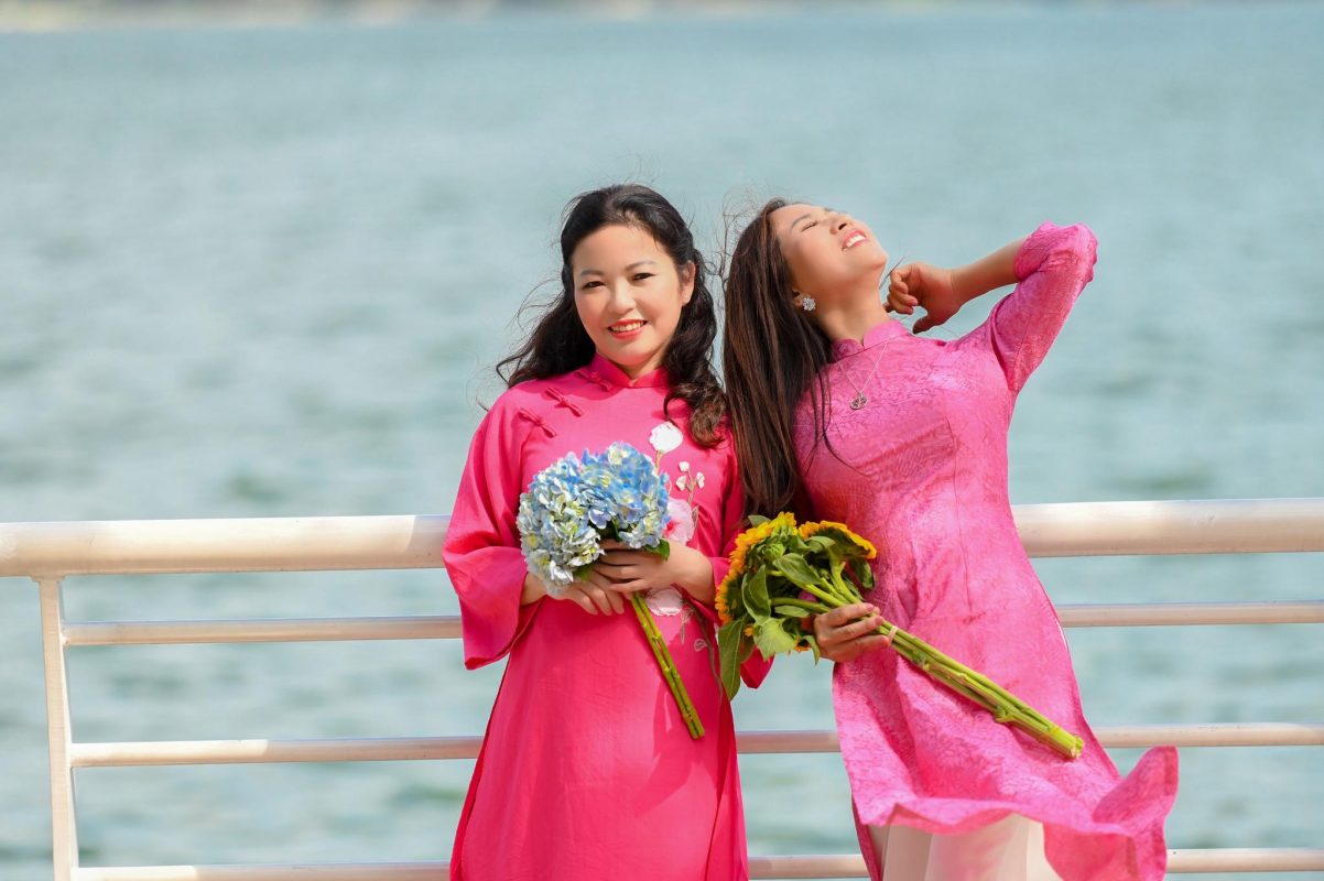 Tạo dáng chụp ảnh áo dài ngoại cảnh 2 người