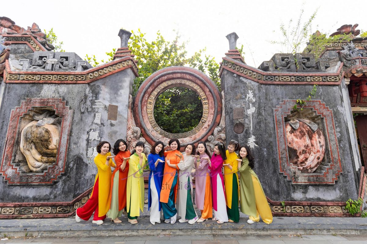 Tạo dáng chụp ảnh áo dài ngoại cảnh cùng nhóm bạn bè