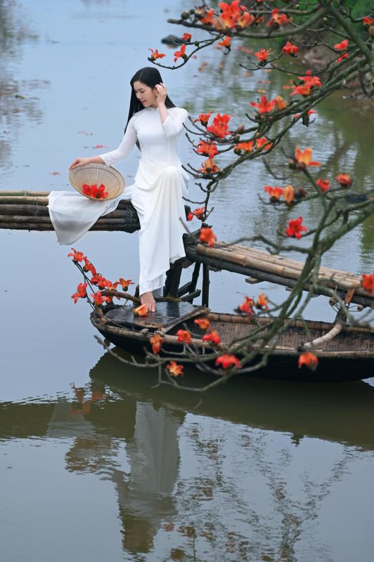 Chụp ảnh áo dài ngồi bên bờ sông chụp ngoại cảnh