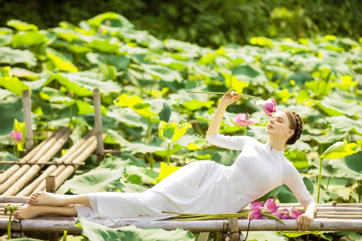 Tạo dáng nằm bên hồ sen chụp ảnh áo dài ngoại cảnh