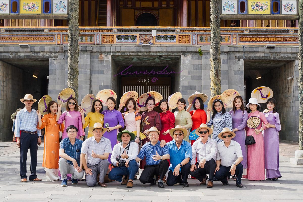 Chụp ảnh nhóm bạn bè du lịch cố đô Huế Chụp ảnh nhóm bạn bè du lịch cố đô Huế
