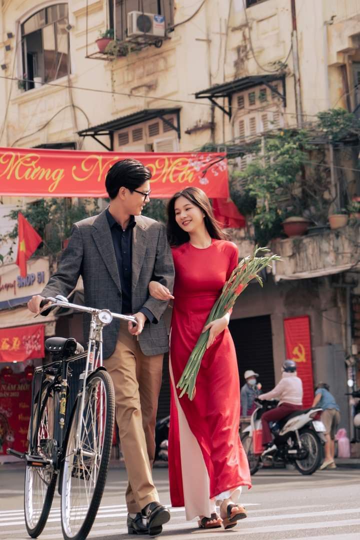 Duyên dáng khi chụp hình couple tết với áo dài năm 2025