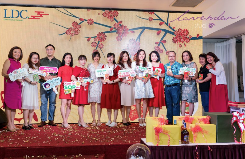 Hướng dẫn chụp ảnh year end party sự kiện đẹp cho năm 2025 Hướng dẫn chụp ảnh year end party sự kiện đẹp cho năm 2025