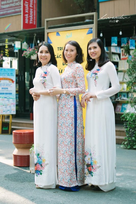 Giá dịch vụ chụp ảnh nhóm với áo dài ở TP HCM bao nhiêu
