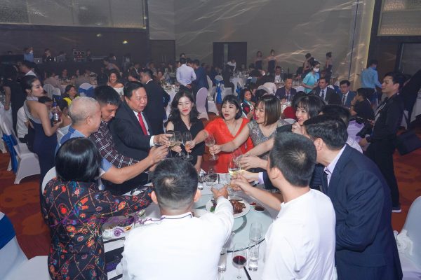 Dịch vụ chụp sự kiện cuối năm year end party giá bao nhiêu