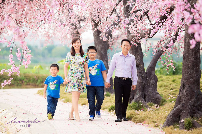 concept chụp ảnh gia đình ngoại cảnh Tết 2025