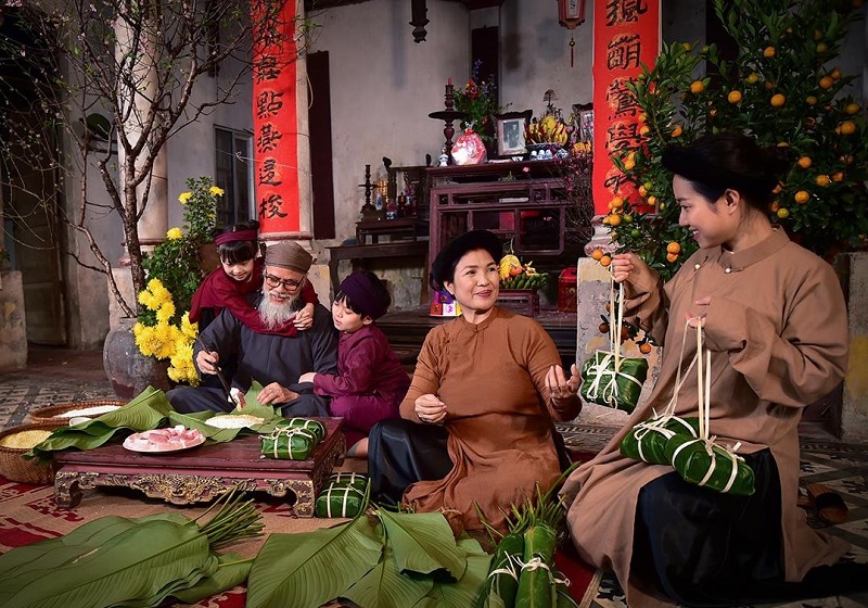 concept chụp ảnh gia đình ngoại cảnh Tết 2025