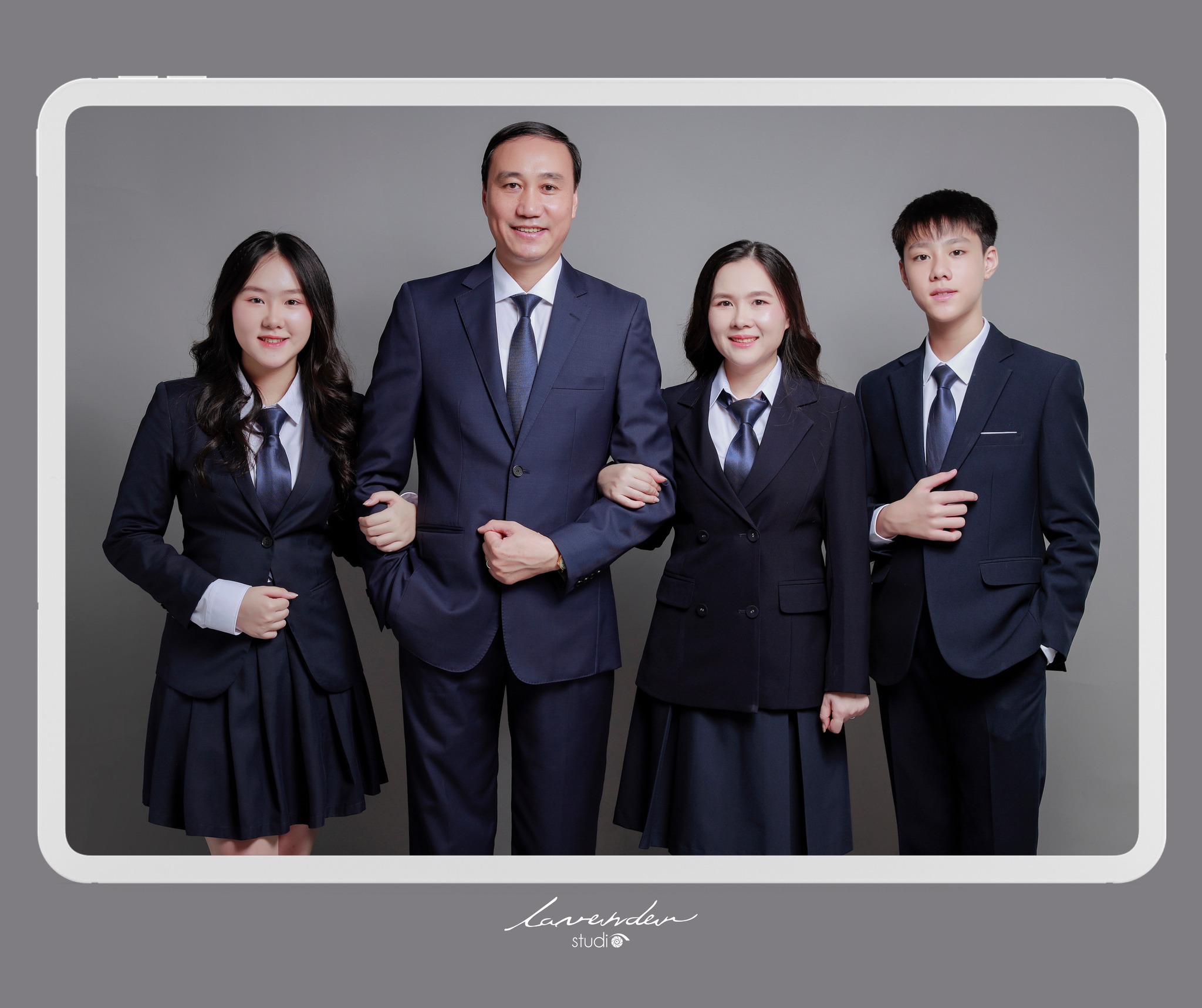 Chụp ảnh gia đình Tết Xuân Ất Tỵ 2025 tại nhà: Nên hay không nên? Chụp ảnh gia đình Tết Xuân Ất Tỵ 2025 tại nhà: Nên hay không nên?