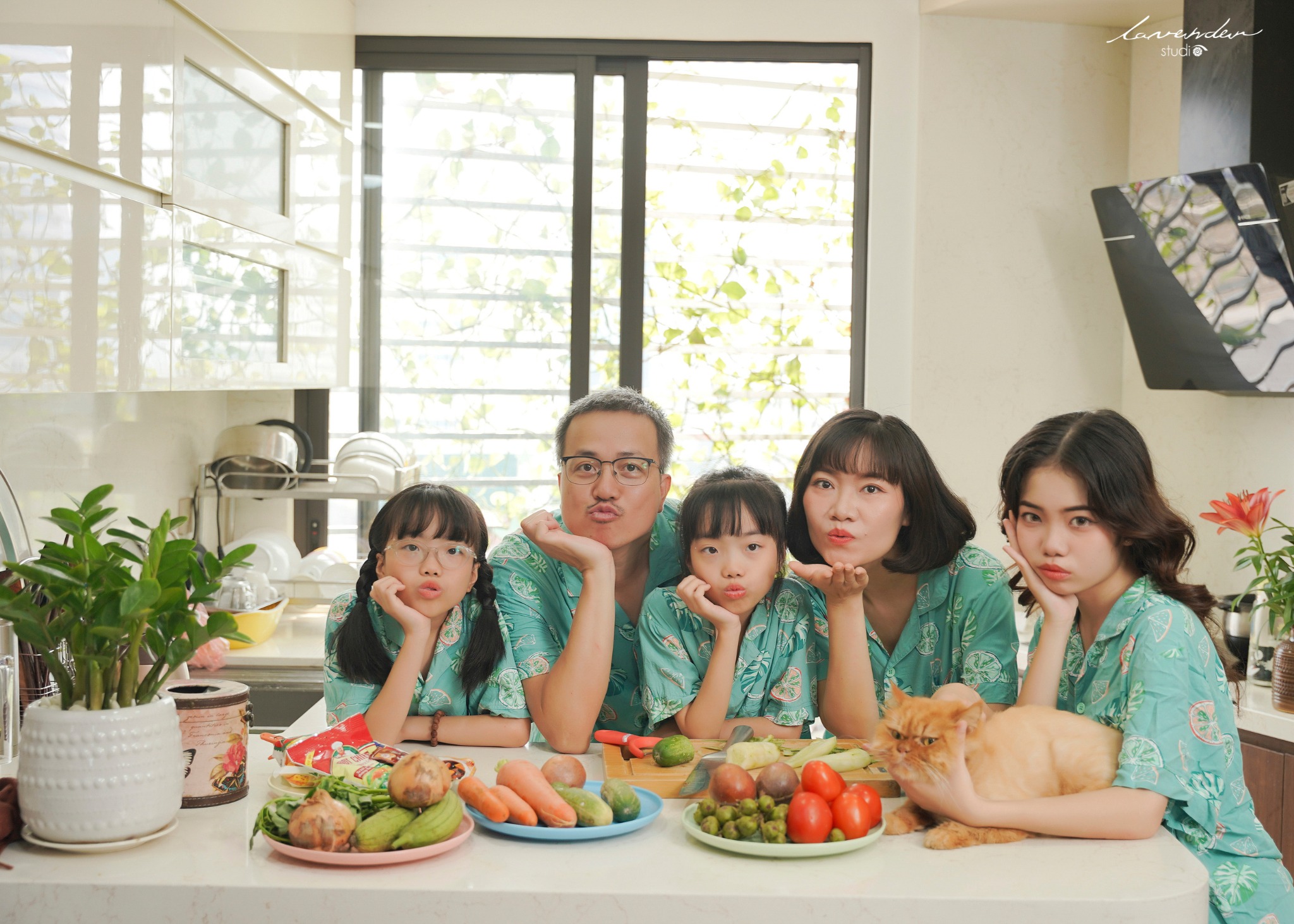 Chụp ảnh gia đình Tết Xuân Ất Tỵ 2025 tại nhà: Nên hay không nên? Chụp ảnh gia đình Tết Xuân Ất Tỵ 2025 tại nhà: Nên hay không nên?