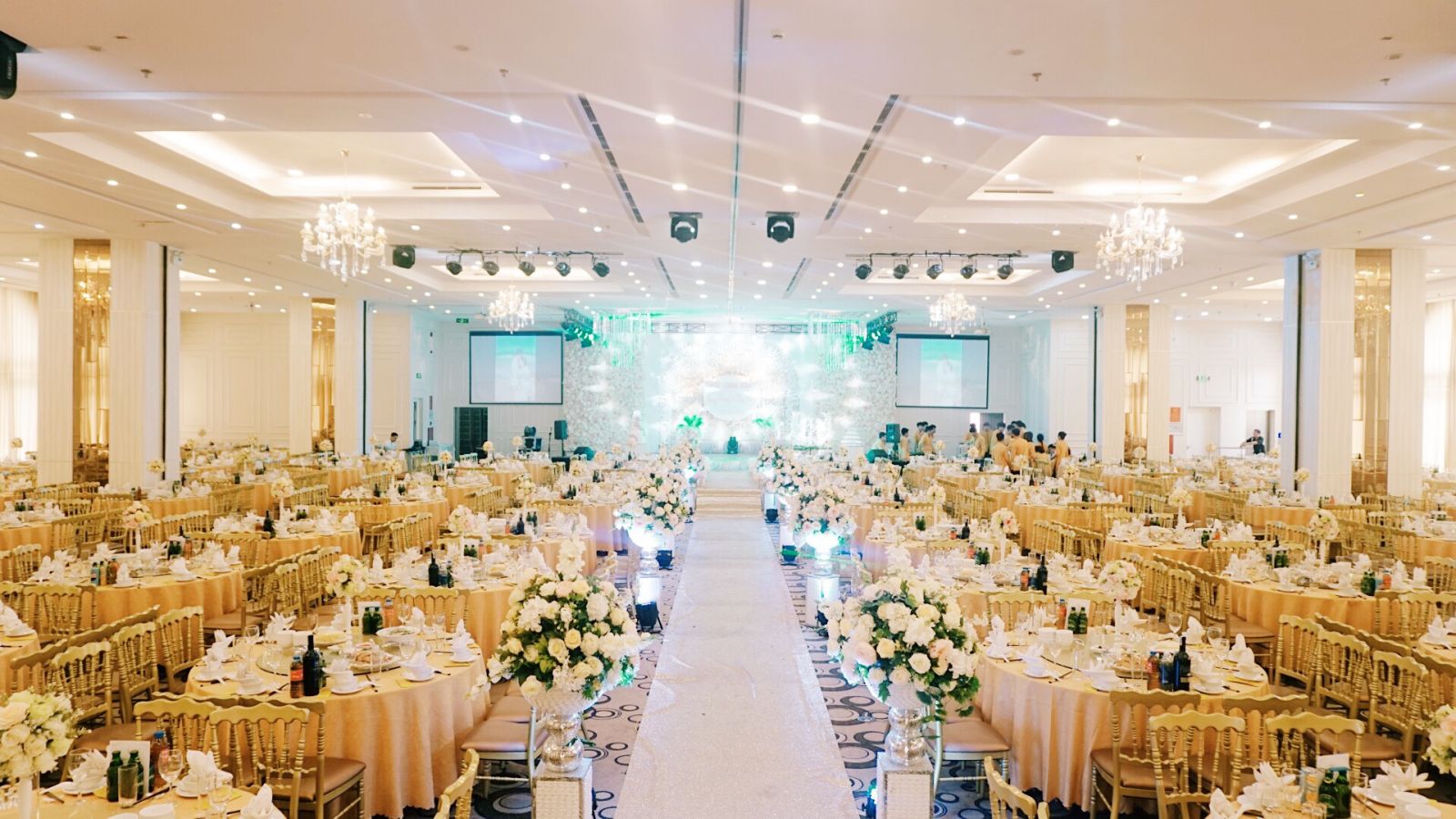 Giải đáp: Nên tổ chức tiệc cưới tại nhà hàng hay ở nhà? Giải đáp: Nên tổ chức tiệc cưới tại nhà hàng hay ở nhà?