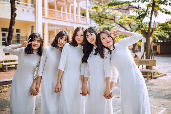 Cách tạo dáng chụp ảnh áo dài kỷ yếu không thể bỏ qua