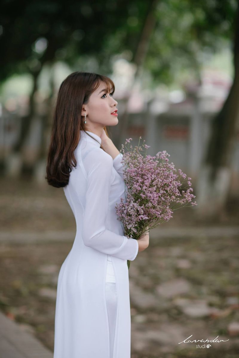 Bộ ảnh áo dài trắng - Biểu tượng của vẻ đẹp và văn hóa truyền thống