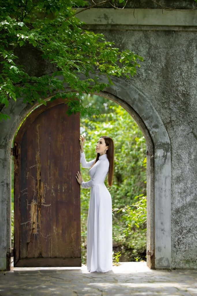Bộ ảnh áo dài trắng - Biểu tượng của vẻ đẹp và văn hóa truyền thống