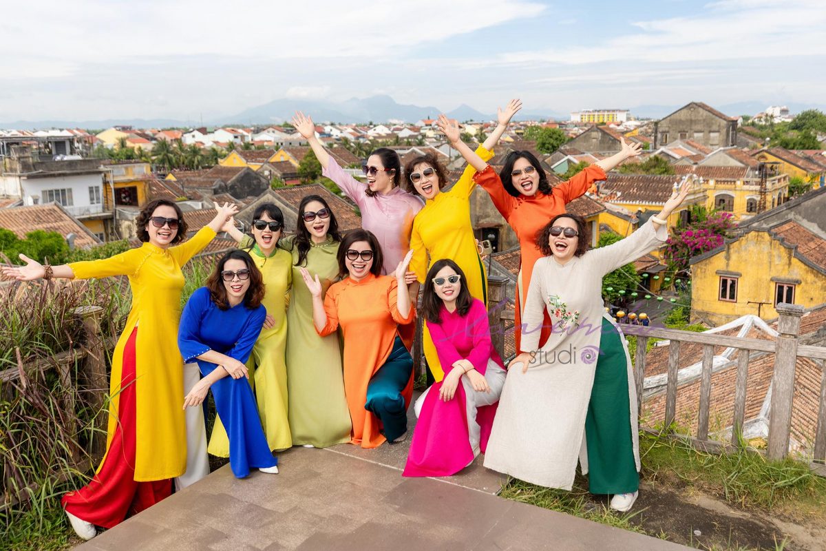 Trend chụp ảnh áo dài cùng nhóm bạn bè ở Hội An Trend chụp ảnh áo dài cùng nhóm bạn bè ở Hội An