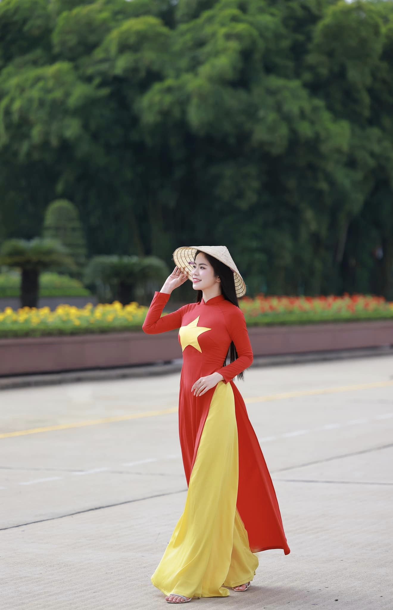 Trang phục áo dài cờ đỏ sao vàng cực HOT để chụp ảnh áo dài Quốc Khánh 2/9 tại Hà Nội