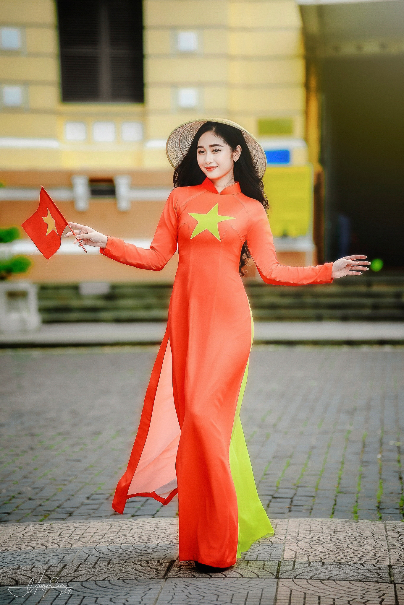 Trang phục áo dài cờ đỏ sao vàng cực HOT để chụp ảnh áo dài Quốc Khánh 2/9 tại Hà Nội